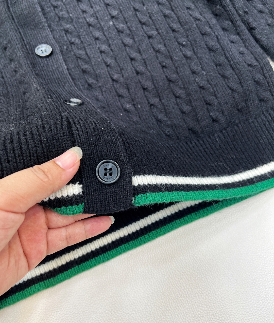 🆕 DIOR 字母刺绣V领麻花针织开衫，上身非常减龄少女 一秒提升气质 胸前定位字母刺绣，简约不失时髦 