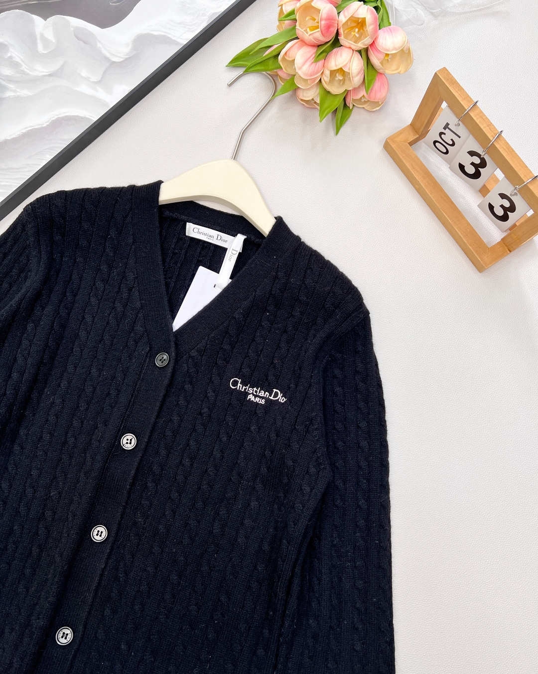 🆕 DIOR 字母刺绣V领麻花针织开衫，上身非常减龄少女 一秒提升气质 胸前定位字母刺绣，简约不失时髦 