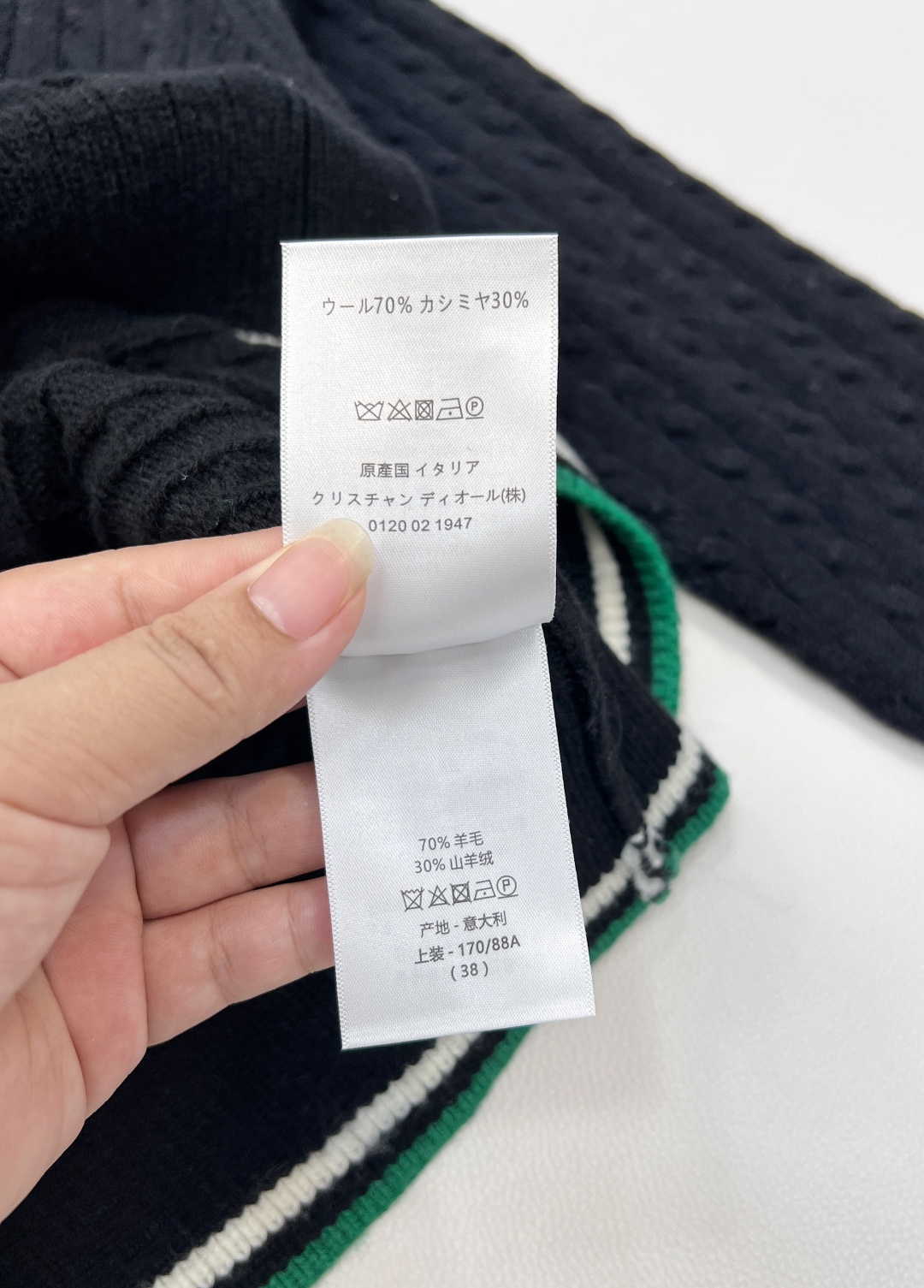 🆕 DIOR 字母刺绣V领麻花针织开衫，上身非常减龄少女 一秒提升气质 胸前定位字母刺绣，简约不失时髦 