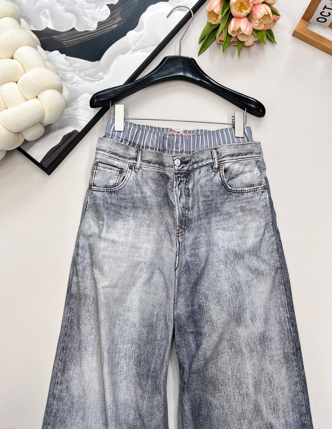 🆕Acne Studios 新款轻薄假两件印花休闲裤，这款休闲裤采用假两件设计，打破常规，视觉上营造出层