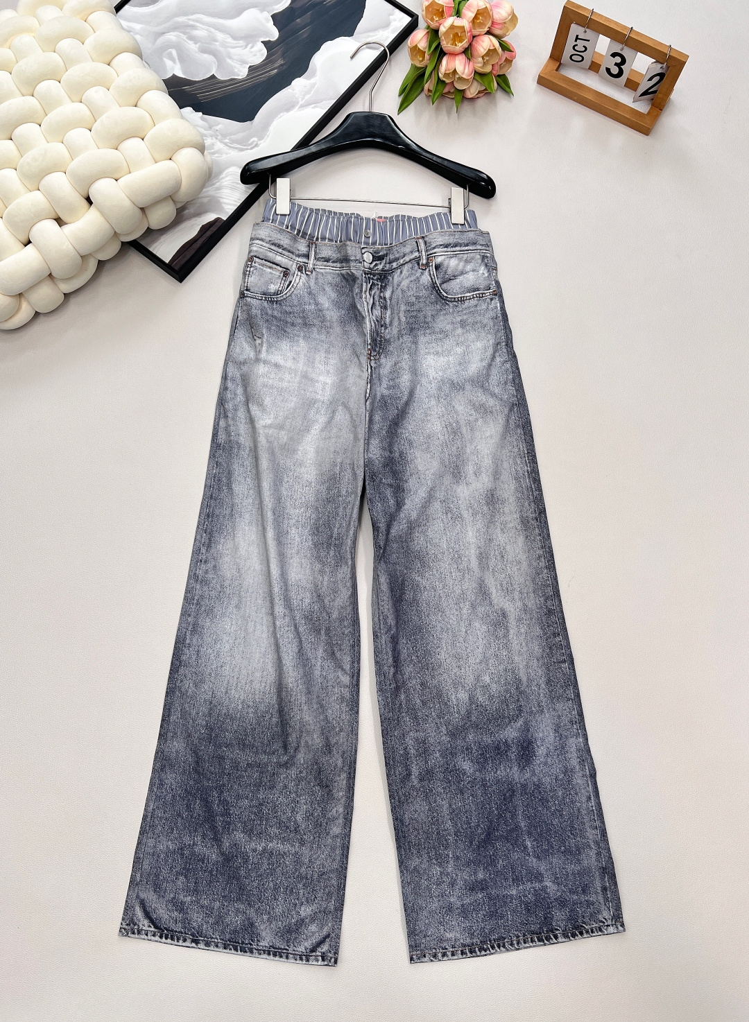 🆕Acne Studios 新款轻薄假两件印花休闲裤，这款休闲裤采用假两件设计，打破常规，视觉上营造出层