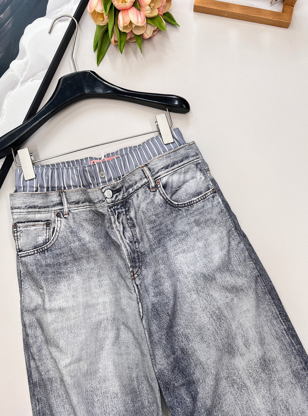 🆕Acne Studios 新款轻薄假两件印花休闲裤，这款休闲裤采用假两件设计，打破常规，视觉上营造出层