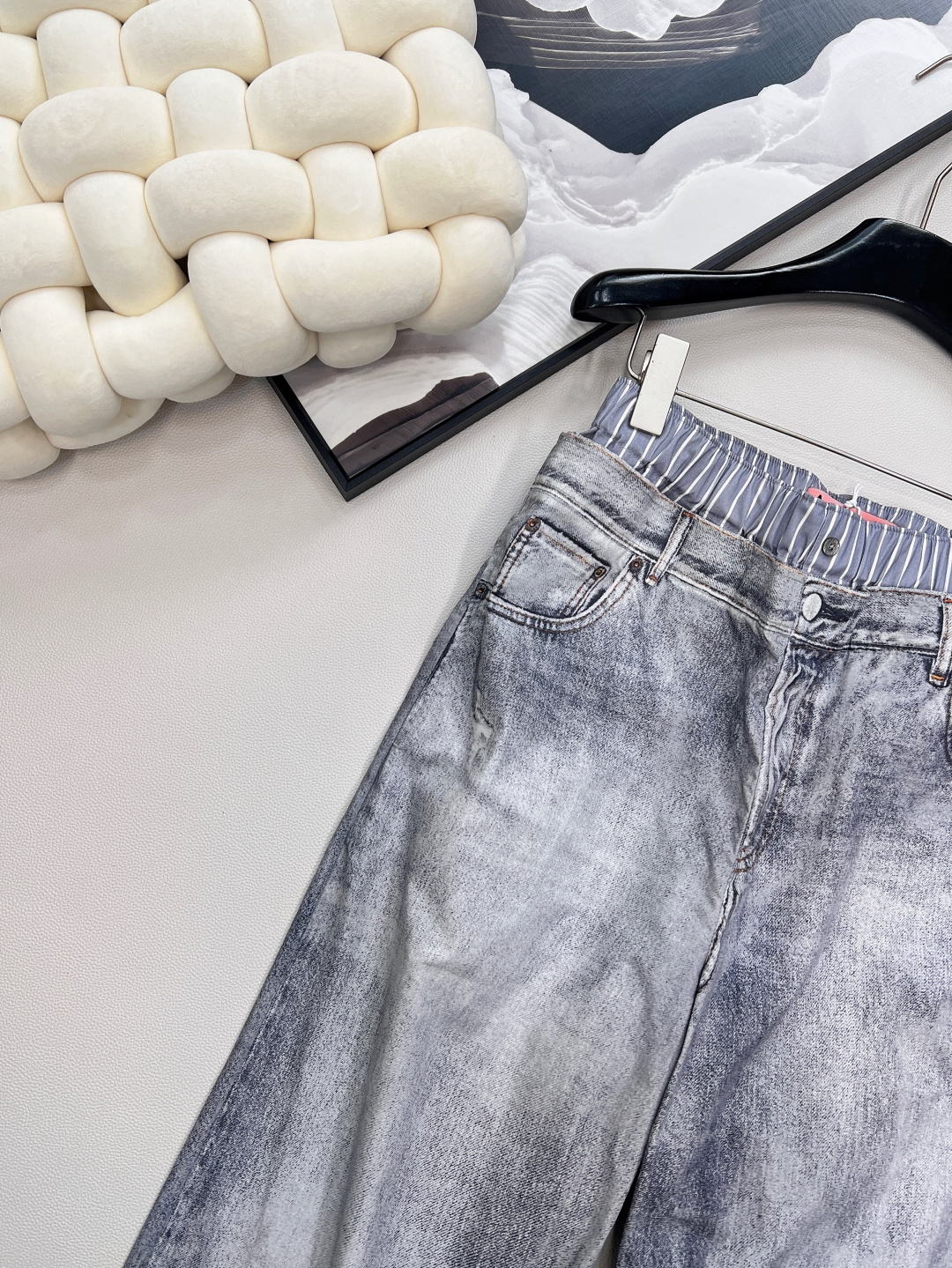 🆕Acne Studios 新款轻薄假两件印花休闲裤，这款休闲裤采用假两件设计，打破常规，视觉上营造出层