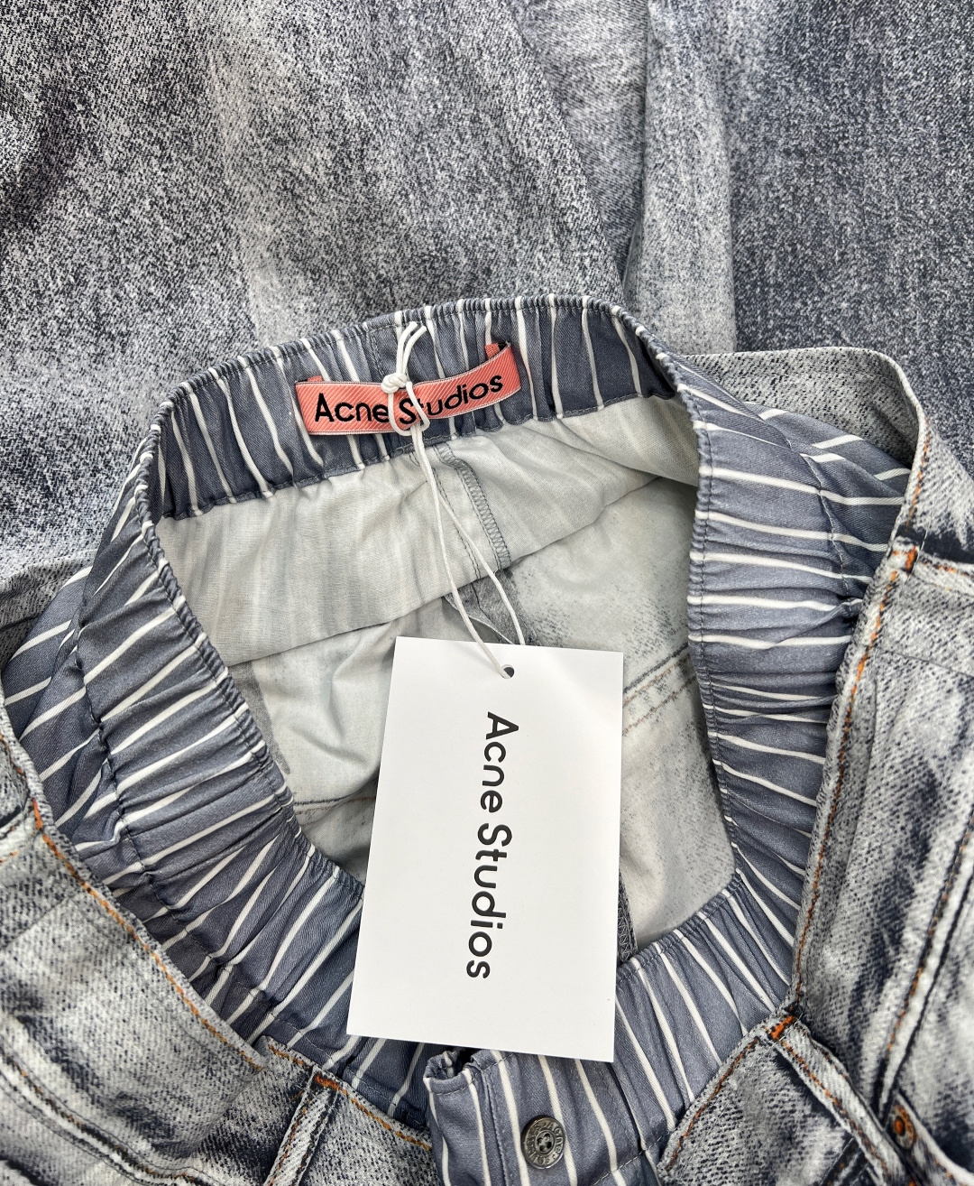 🆕Acne Studios 新款轻薄假两件印花休闲裤，这款休闲裤采用假两件设计，打破常规，视觉上营造出层