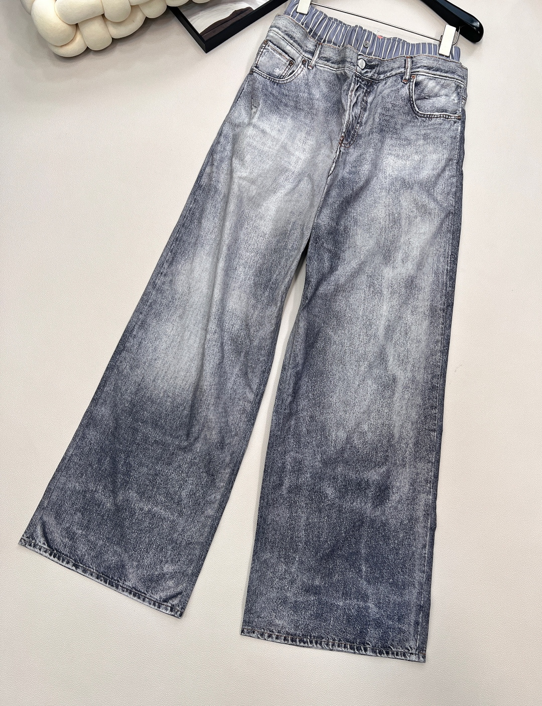 🆕Acne Studios 新款轻薄假两件印花休闲裤，这款休闲裤采用假两件设计，打破常规，视觉上营造出层