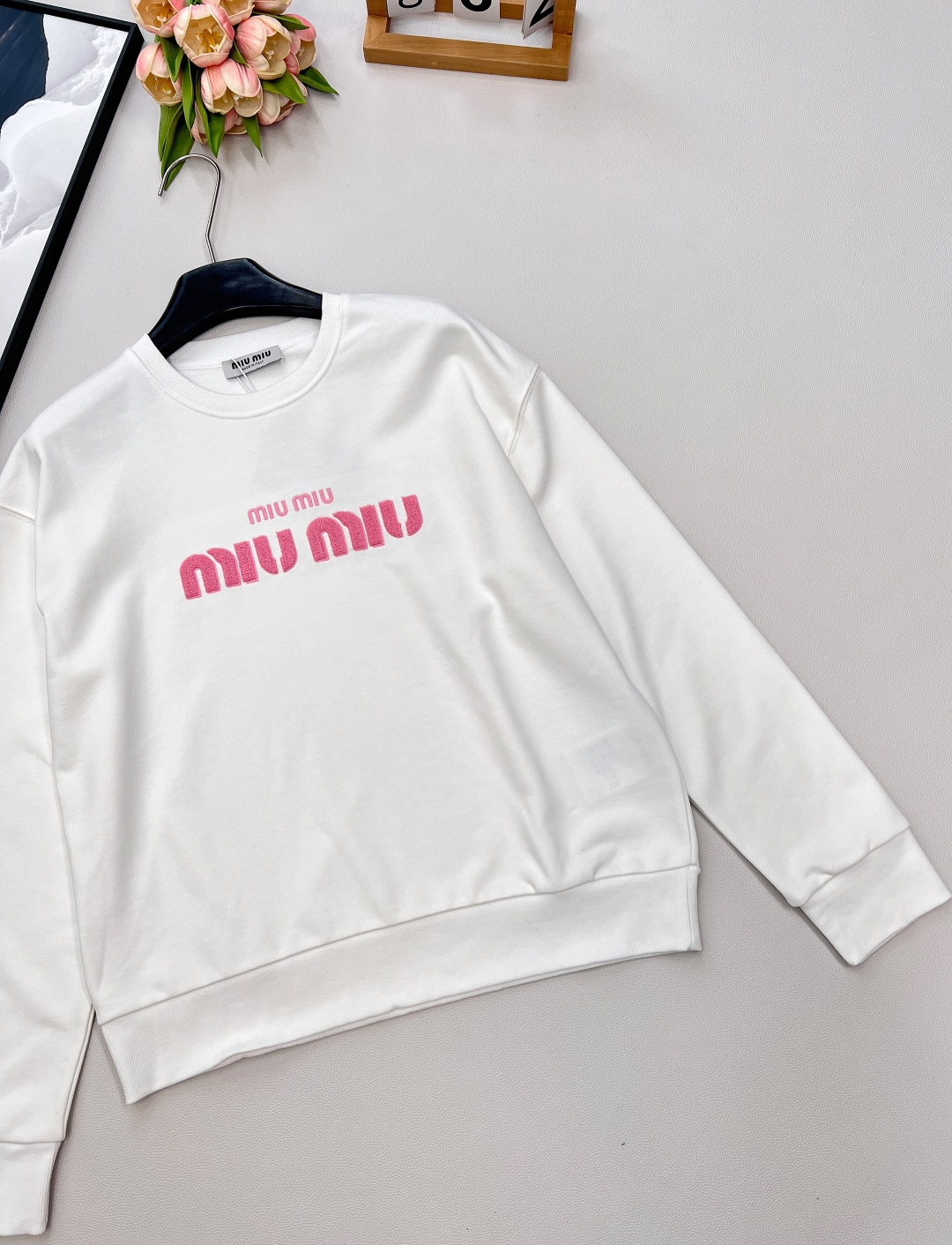 🆕MIU MIU秋冬新款粉色毛巾绣毛圈棉卫衣，直接把少女心焊在身上！ 谁能拒绝少女粉与MIU的神仙适配？