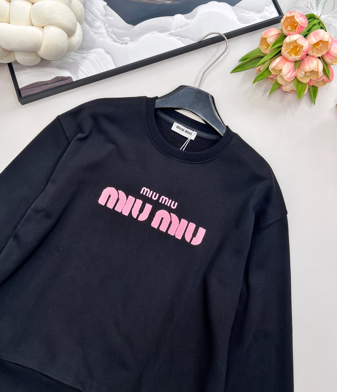 🆕MIU MIU秋冬新款粉色毛巾绣毛圈棉卫衣，直接把少女心焊在身上！ 谁能拒绝少女粉与MIU的神仙适配？