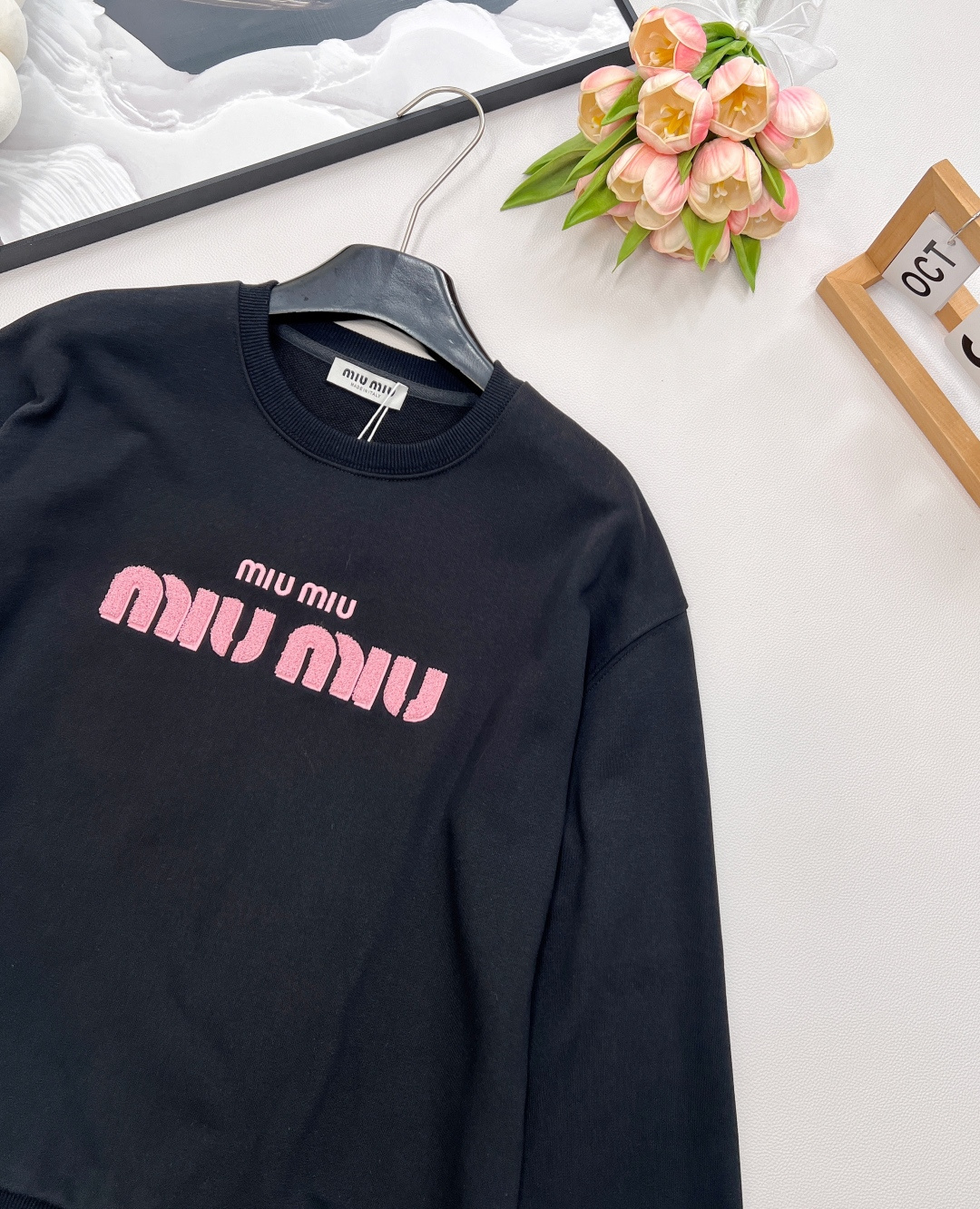 🆕MIU MIU秋冬新款粉色毛巾绣毛圈棉卫衣，直接把少女心焊在身上！ 谁能拒绝少女粉与MIU的神仙适配？