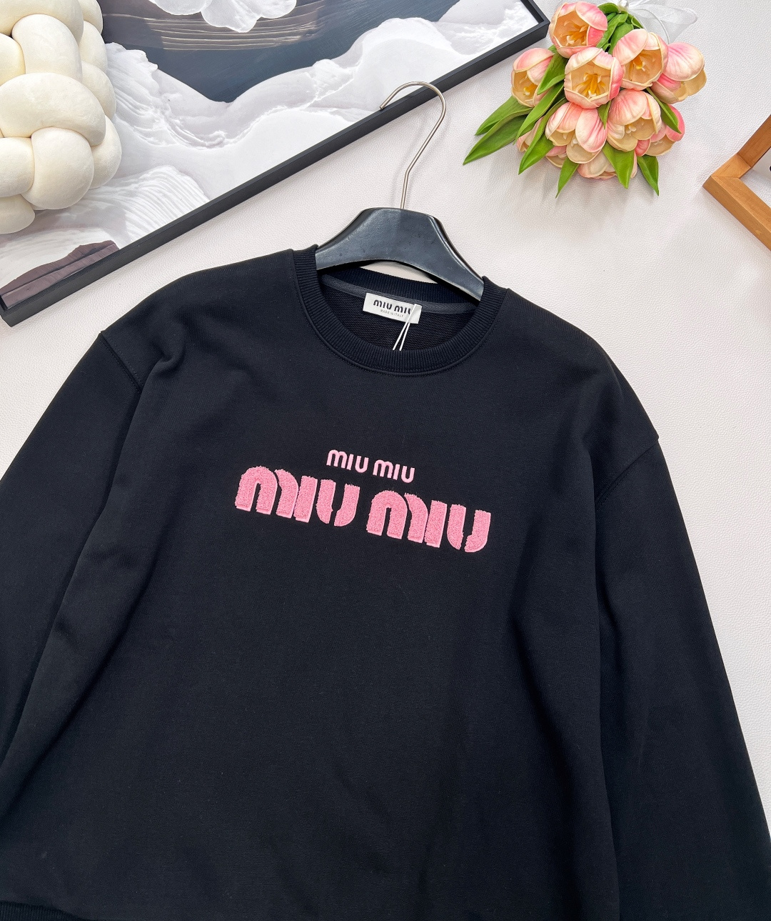 🆕MIU MIU秋冬新款粉色毛巾绣毛圈棉卫衣，直接把少女心焊在身上！ 谁能拒绝少女粉与MIU的神仙适配？