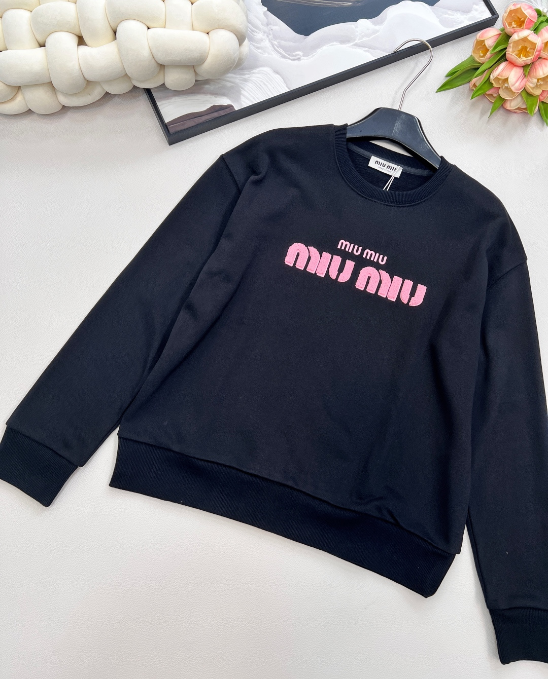 🆕MIU MIU秋冬新款粉色毛巾绣毛圈棉卫衣，直接把少女心焊在身上！ 谁能拒绝少女粉与MIU的神仙适配？