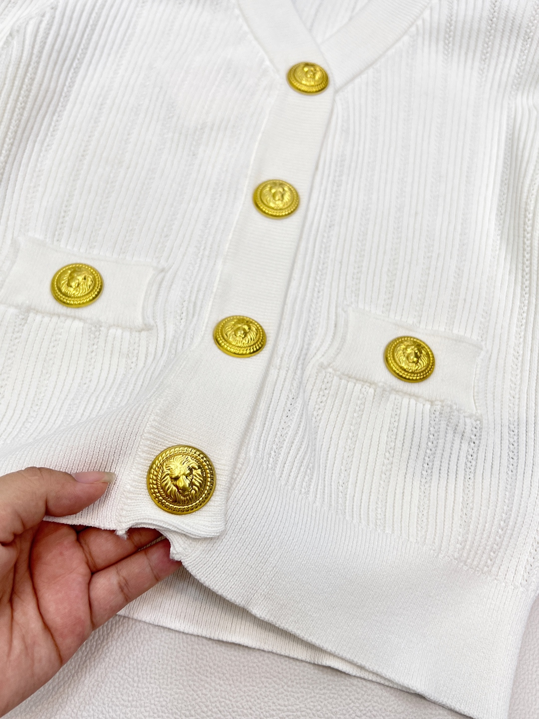 🆕BALMAIN 金扣V领针织开衫，V领的设计，修饰脸型和脖颈线条展现迷人锁骨和优雅的天鹅颈，垫肩设计，