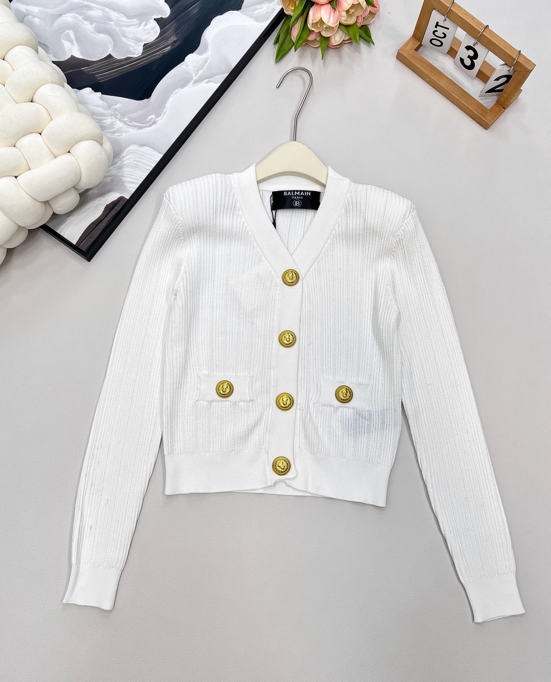 🆕BALMAIN 金扣V领针织开衫，V领的设计，修饰脸型和脖颈线条展现迷人锁骨和优雅的天鹅颈，垫肩设计，