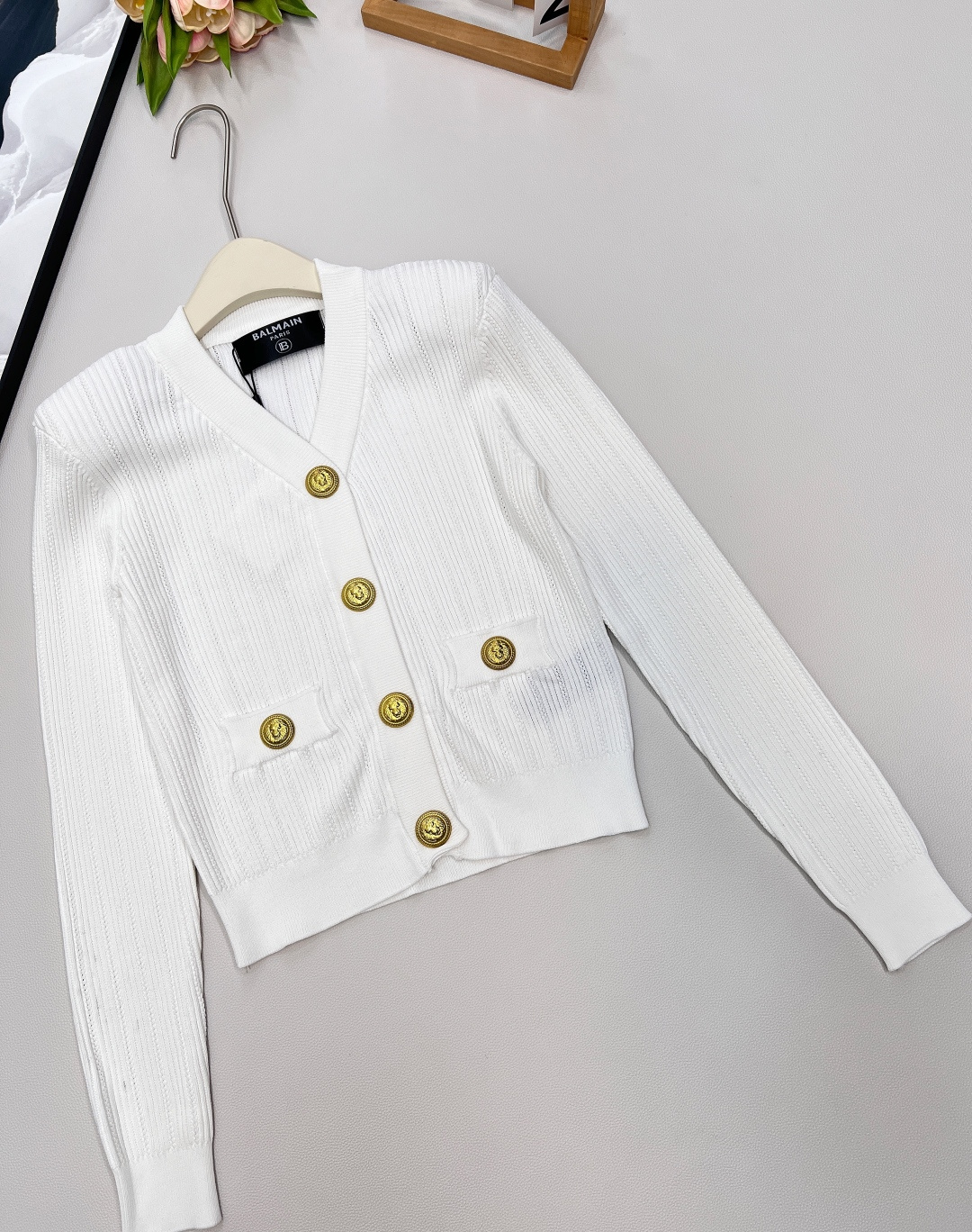 🆕BALMAIN 金扣V领针织开衫，V领的设计，修饰脸型和脖颈线条展现迷人锁骨和优雅的天鹅颈，垫肩设计，