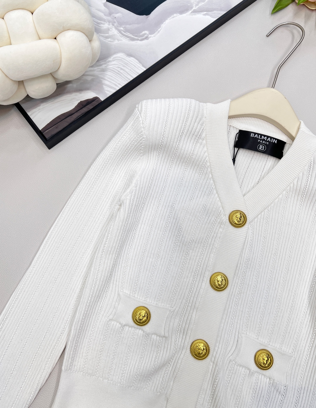 🆕BALMAIN 金扣V领针织开衫，V领的设计，修饰脸型和脖颈线条展现迷人锁骨和优雅的天鹅颈，垫肩设计，