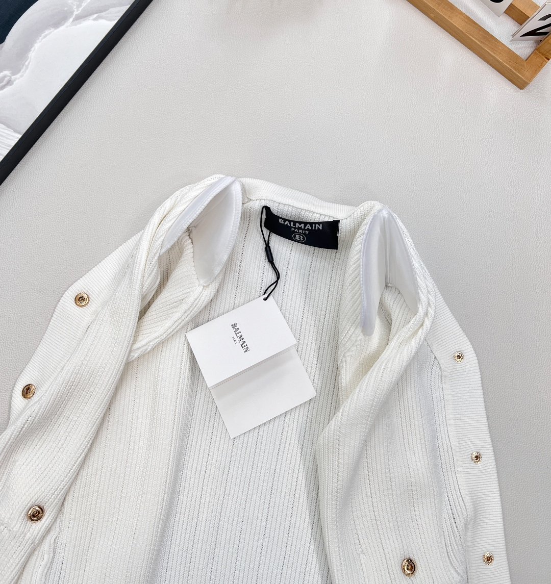 🆕BALMAIN 金扣V领针织开衫，V领的设计，修饰脸型和脖颈线条展现迷人锁骨和优雅的天鹅颈，垫肩设计，