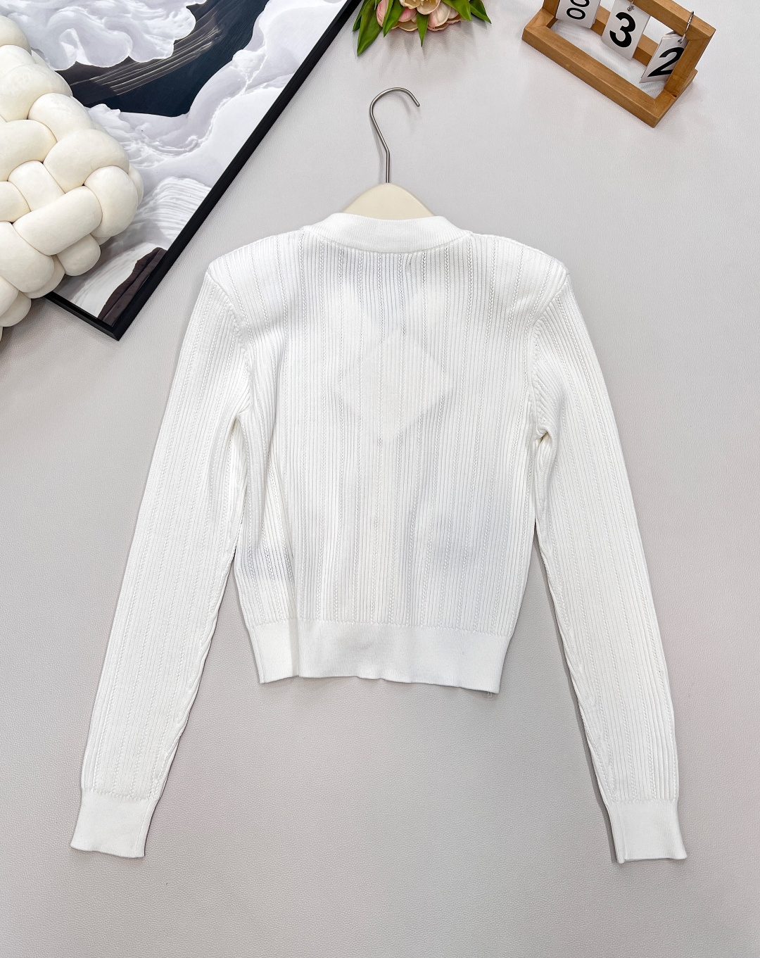 🆕BALMAIN 金扣V领针织开衫，V领的设计，修饰脸型和脖颈线条展现迷人锁骨和优雅的天鹅颈，垫肩设计，