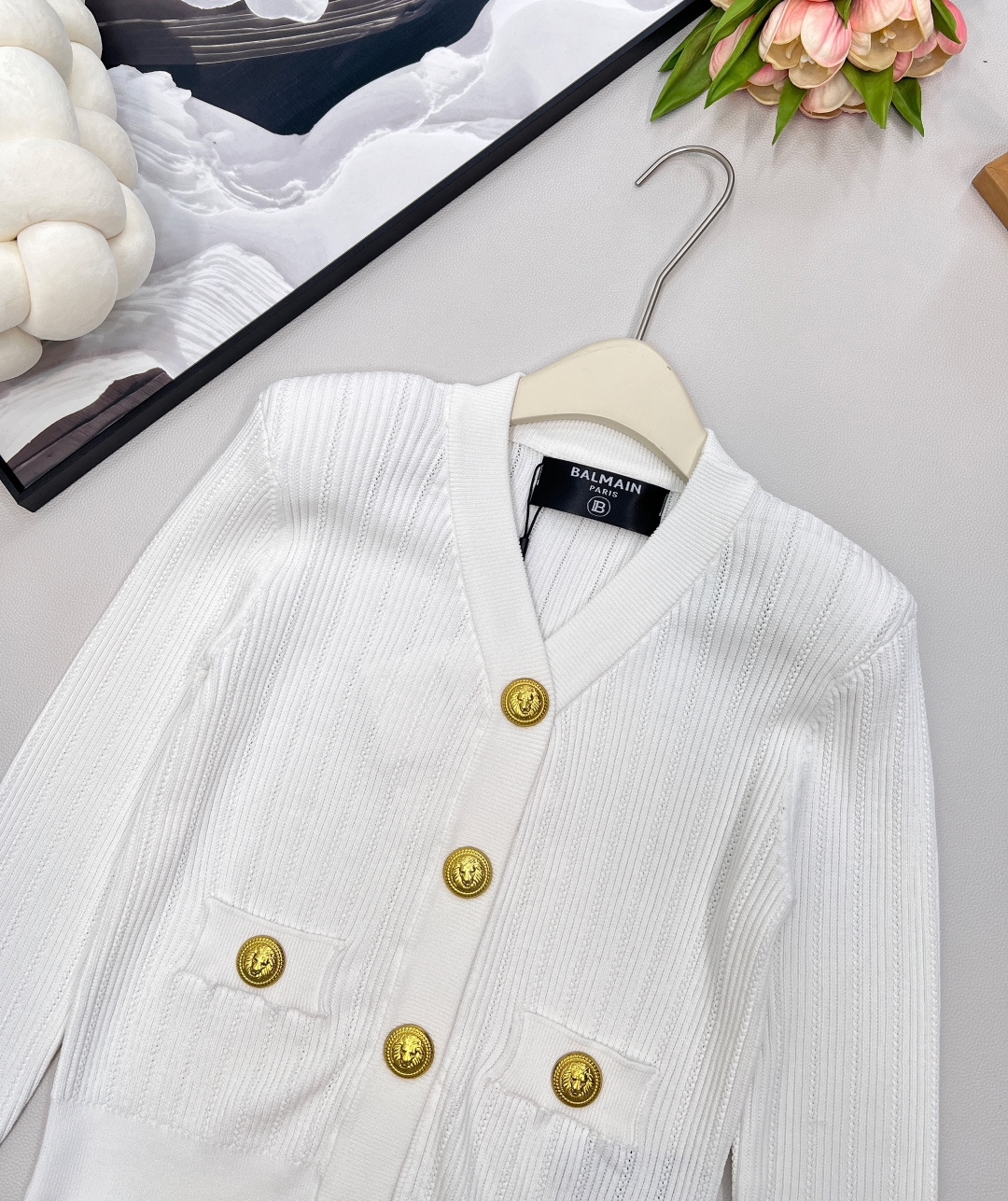 🆕BALMAIN 金扣V领针织开衫，V领的设计，修饰脸型和脖颈线条展现迷人锁骨和优雅的天鹅颈，垫肩设计，