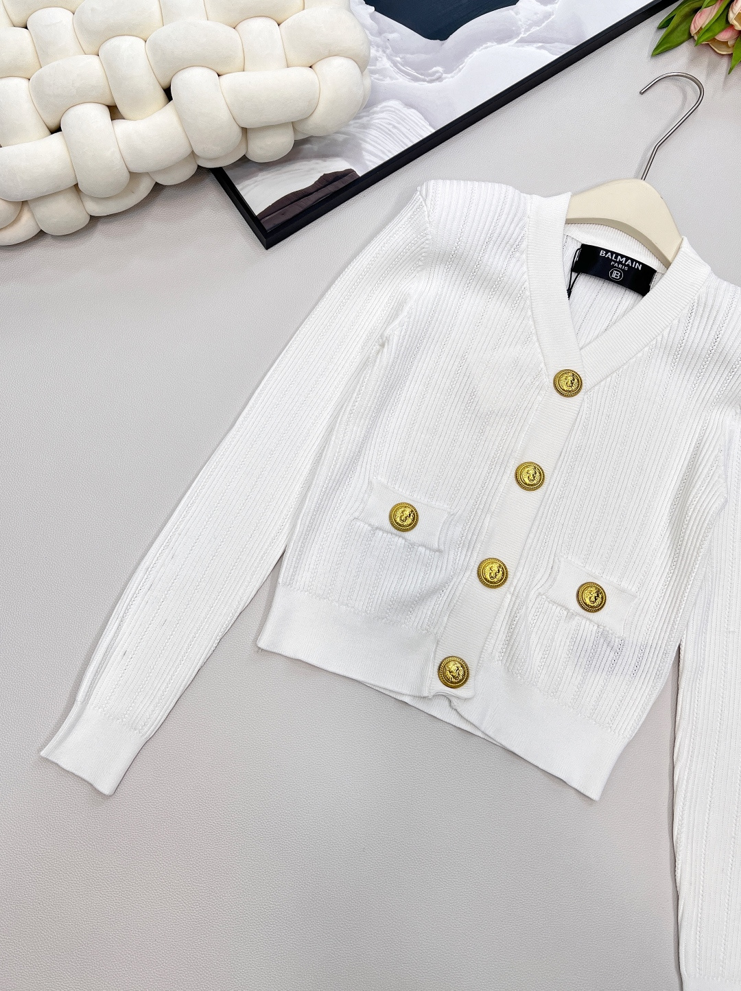 🆕BALMAIN 金扣V领针织开衫，V领的设计，修饰脸型和脖颈线条展现迷人锁骨和优雅的天鹅颈，垫肩设计，