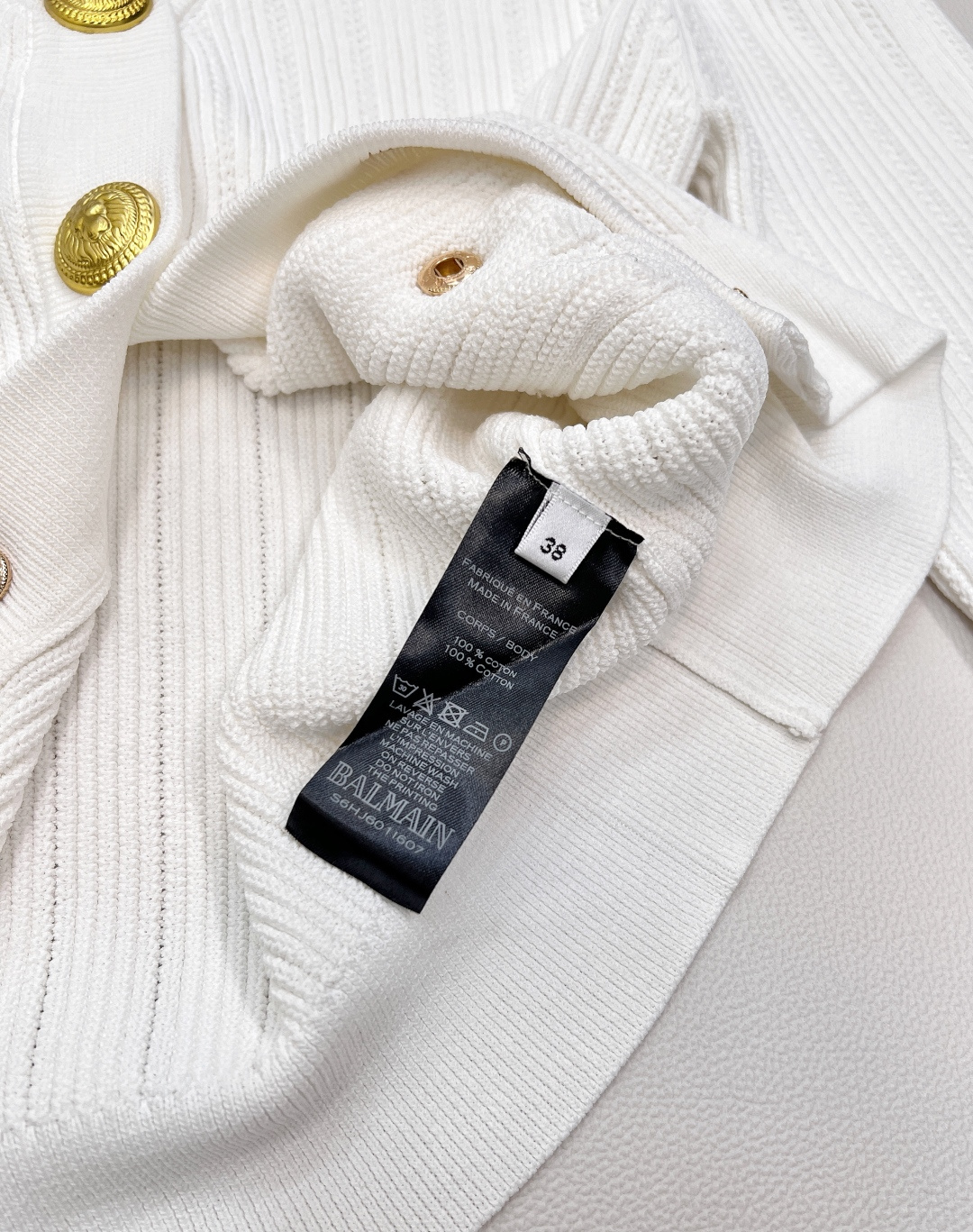 🆕BALMAIN 金扣V领针织开衫，V领的设计，修饰脸型和脖颈线条展现迷人锁骨和优雅的天鹅颈，垫肩设计，