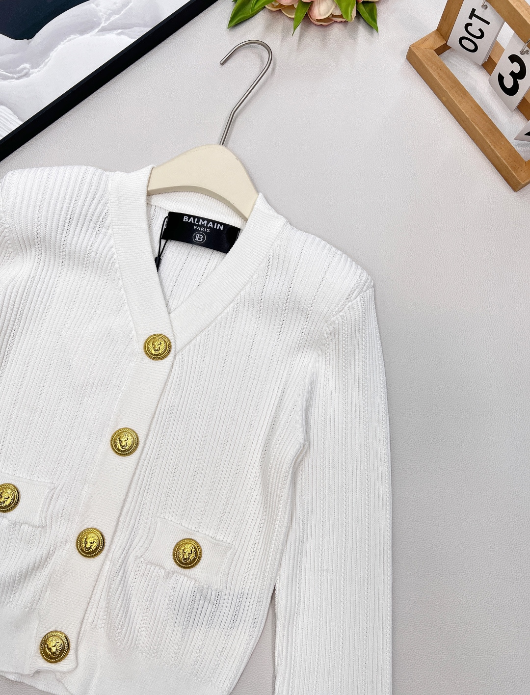 🆕BALMAIN 金扣V领针织开衫，V领的设计，修饰脸型和脖颈线条展现迷人锁骨和优雅的天鹅颈，垫肩设计，