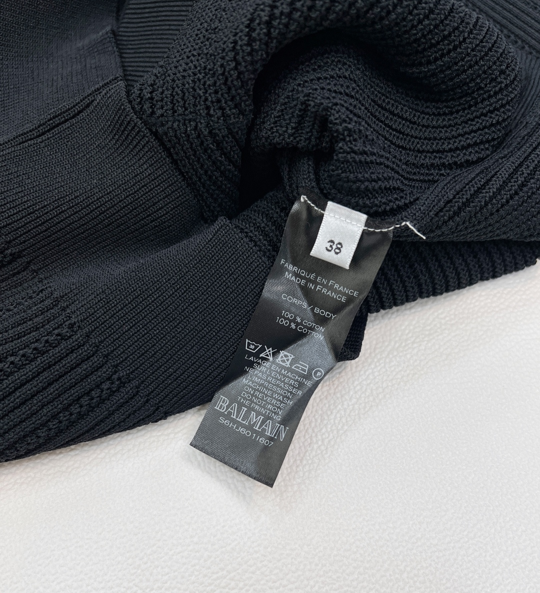 🆕BALMAIN 金扣V领针织开衫，V领的设计，修饰脸型和脖颈线条展现迷人锁骨和优雅的天鹅颈，垫肩设计，