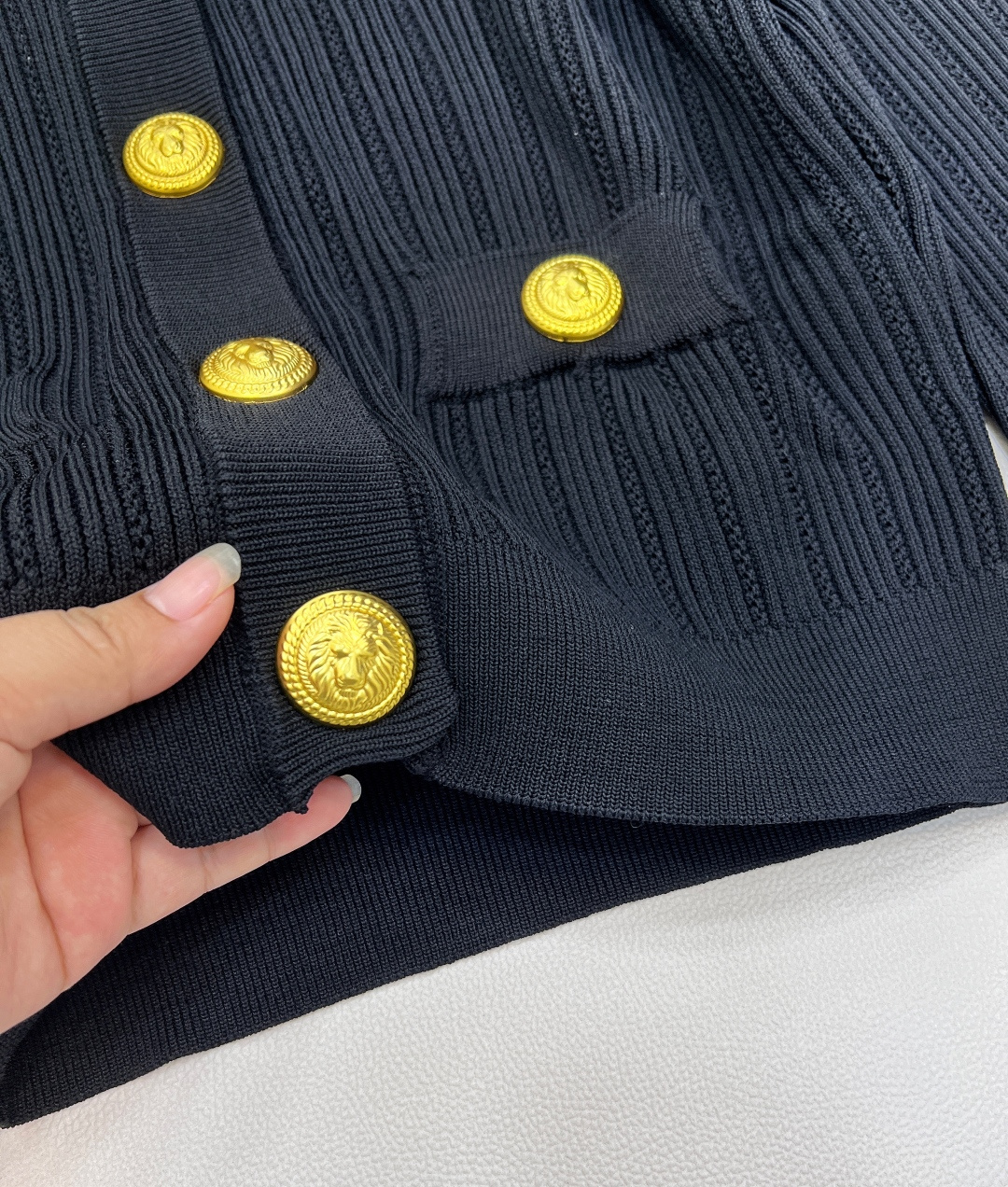 🆕BALMAIN 金扣V领针织开衫，V领的设计，修饰脸型和脖颈线条展现迷人锁骨和优雅的天鹅颈，垫肩设计，