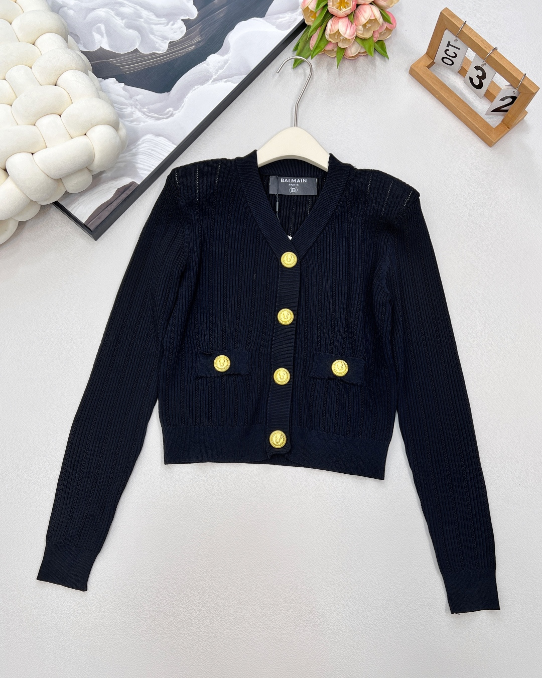 🆕BALMAIN 金扣V领针织开衫，V领的设计，修饰脸型和脖颈线条展现迷人锁骨和优雅的天鹅颈，垫肩设计，