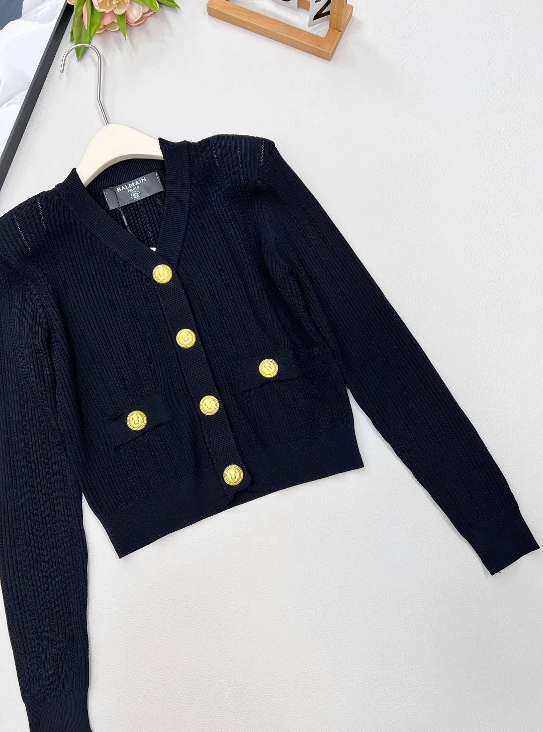 🆕BALMAIN 金扣V领针织开衫，V领的设计，修饰脸型和脖颈线条展现迷人锁骨和优雅的天鹅颈，垫肩设计，