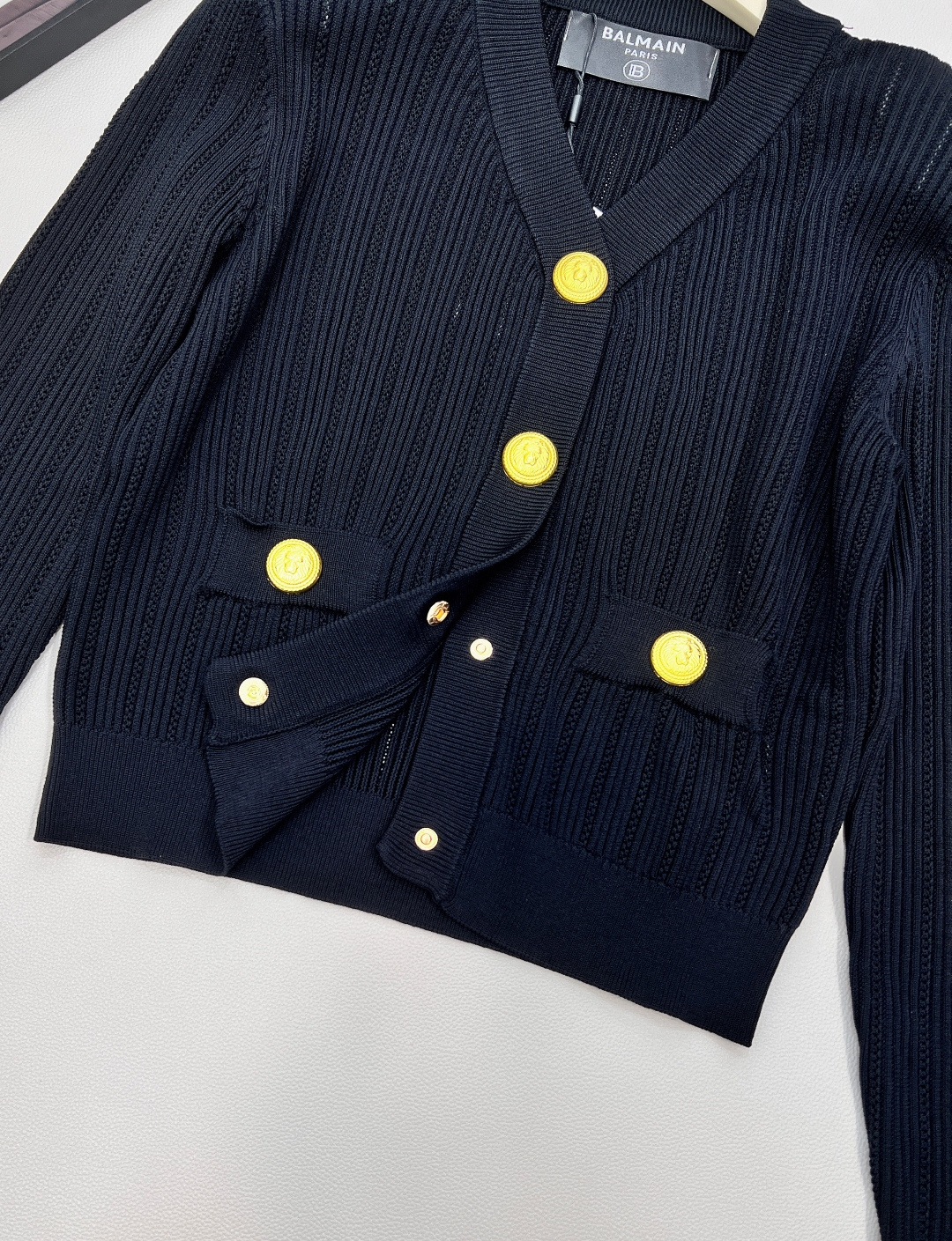 🆕BALMAIN 金扣V领针织开衫，V领的设计，修饰脸型和脖颈线条展现迷人锁骨和优雅的天鹅颈，垫肩设计，