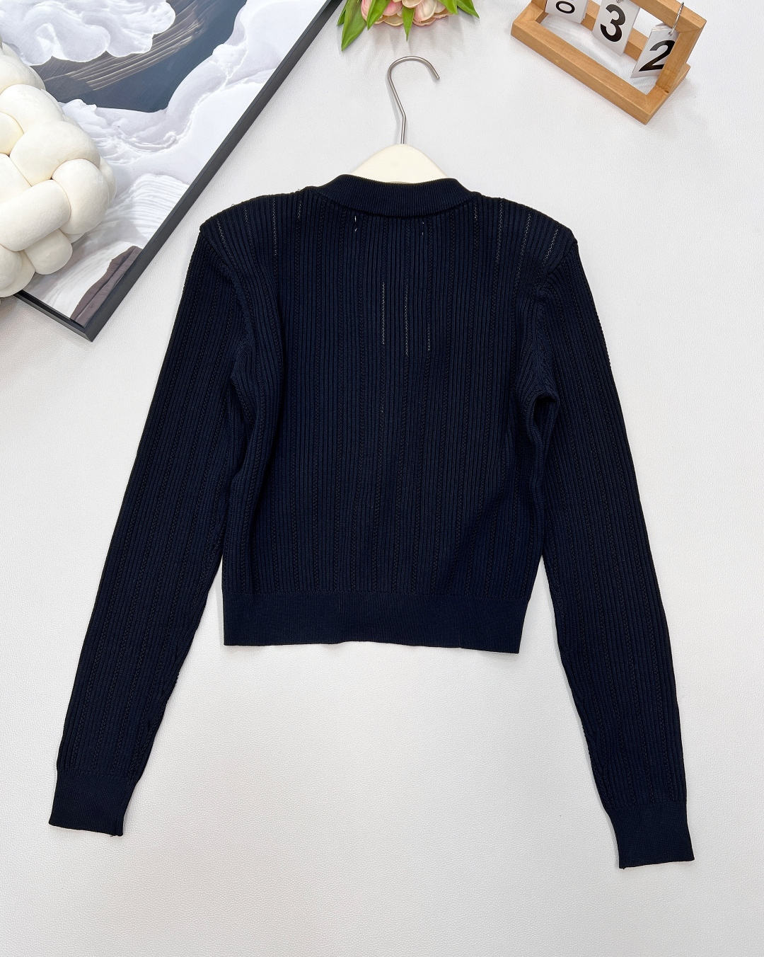 🆕BALMAIN 金扣V领针织开衫，V领的设计，修饰脸型和脖颈线条展现迷人锁骨和优雅的天鹅颈，垫肩设计，