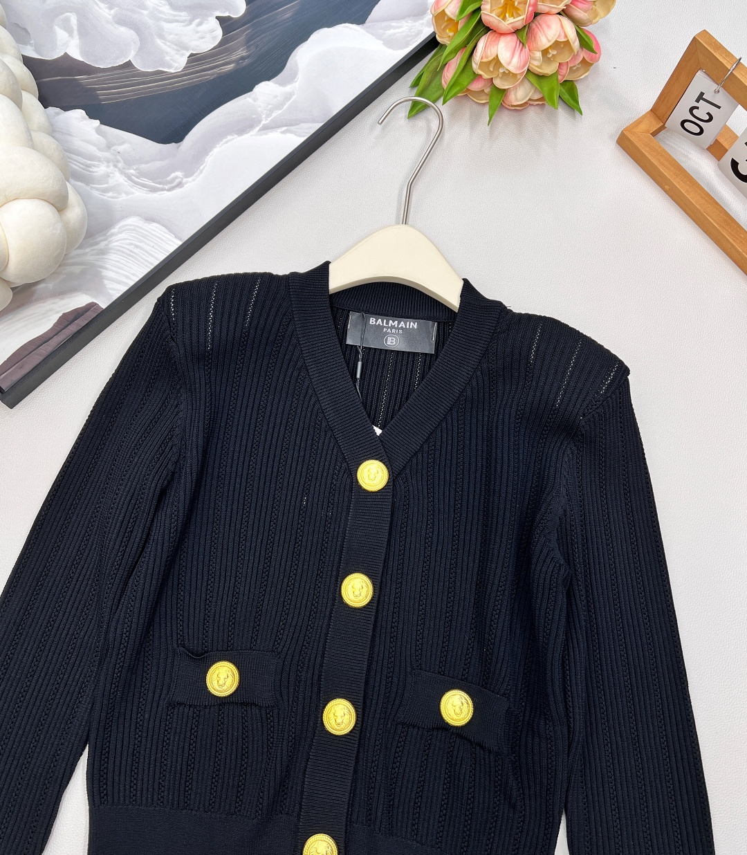 🆕BALMAIN 金扣V领针织开衫，V领的设计，修饰脸型和脖颈线条展现迷人锁骨和优雅的天鹅颈，垫肩设计，