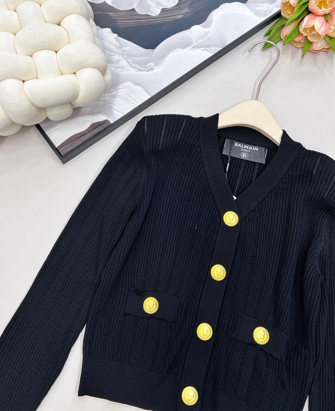 🆕BALMAIN 金扣V领针织开衫，V领的设计，修饰脸型和脖颈线条展现迷人锁骨和优雅的天鹅颈，垫肩设计，