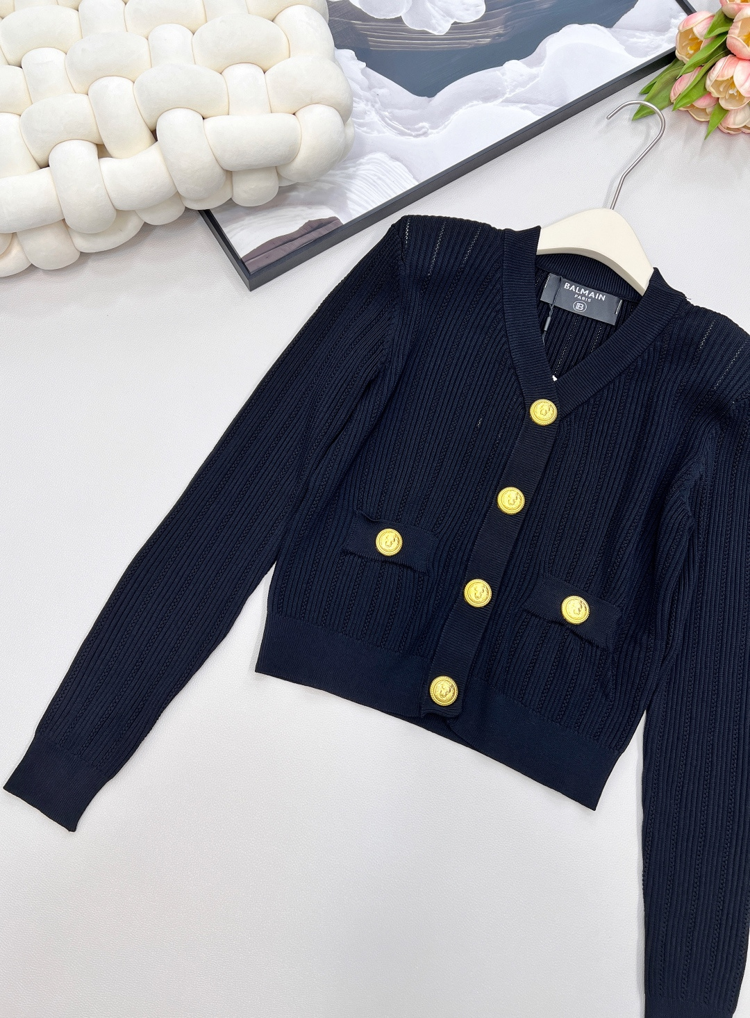 🆕BALMAIN 金扣V领针织开衫，V领的设计，修饰脸型和脖颈线条展现迷人锁骨和优雅的天鹅颈，垫肩设计，