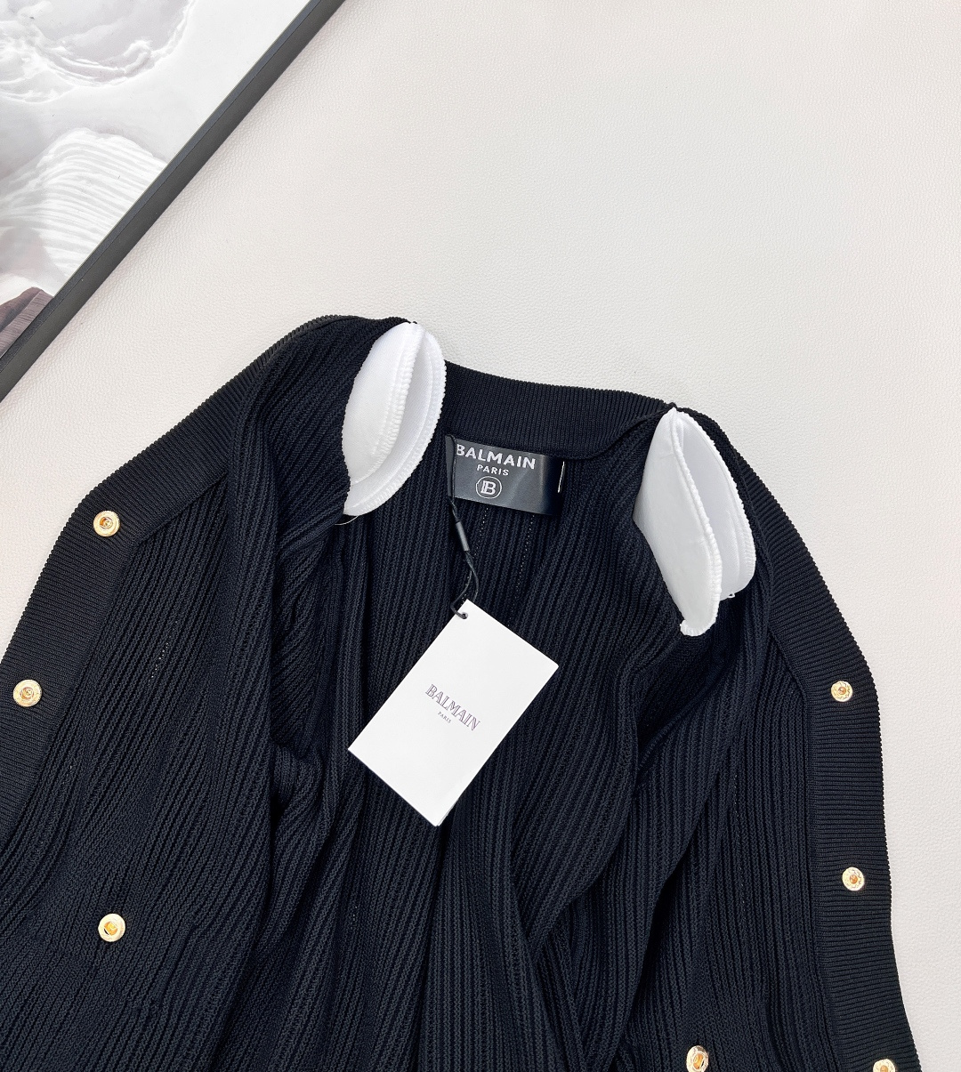 🆕BALMAIN 金扣V领针织开衫，V领的设计，修饰脸型和脖颈线条展现迷人锁骨和优雅的天鹅颈，垫肩设计，