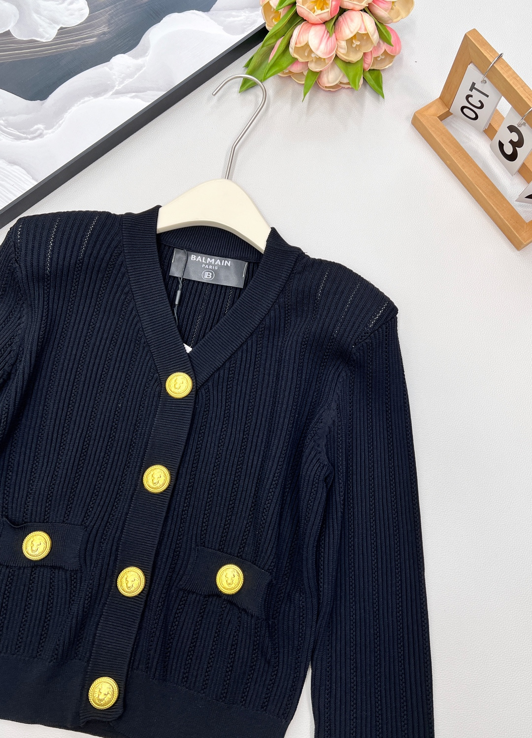 🆕BALMAIN 金扣V领针织开衫，V领的设计，修饰脸型和脖颈线条展现迷人锁骨和优雅的天鹅颈，垫肩设计，