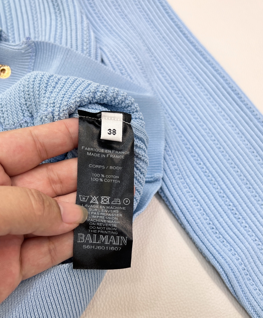 🆕BALMAIN 金扣V领针织开衫，V领的设计，修饰脸型和脖颈线条展现迷人锁骨和优雅的天鹅颈，垫肩设计，