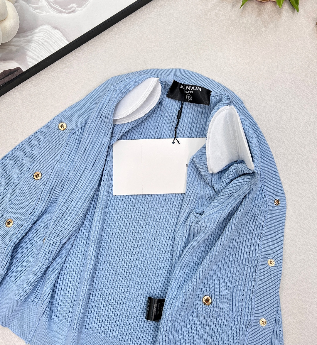 🆕BALMAIN 金扣V领针织开衫，V领的设计，修饰脸型和脖颈线条展现迷人锁骨和优雅的天鹅颈，垫肩设计，