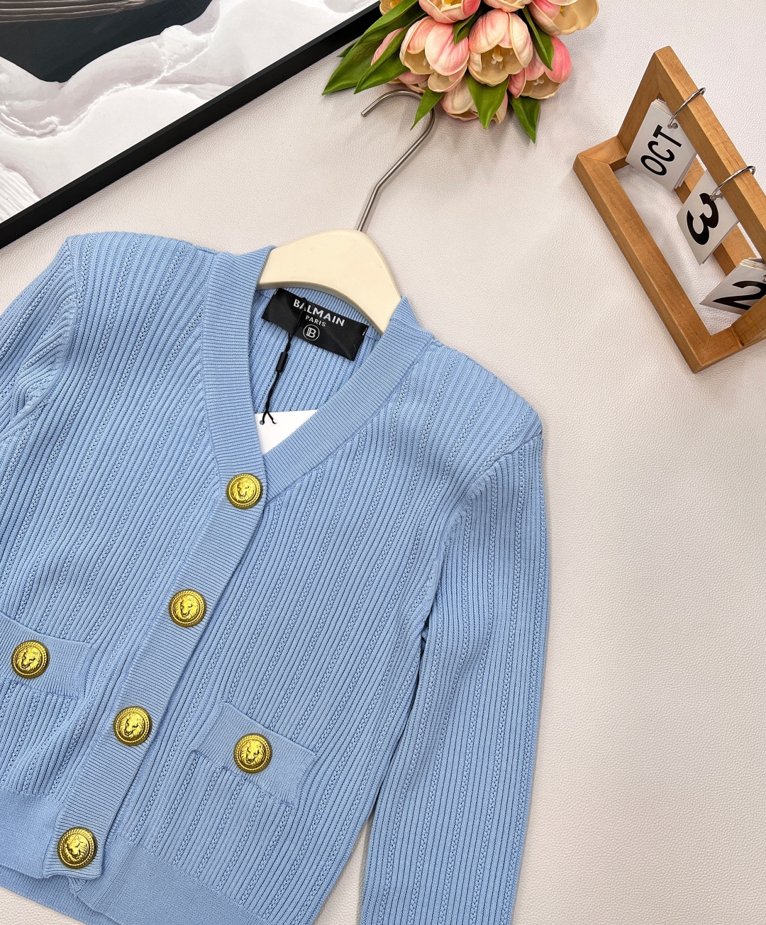 🆕BALMAIN 金扣V领针织开衫，V领的设计，修饰脸型和脖颈线条展现迷人锁骨和优雅的天鹅颈，垫肩设计，