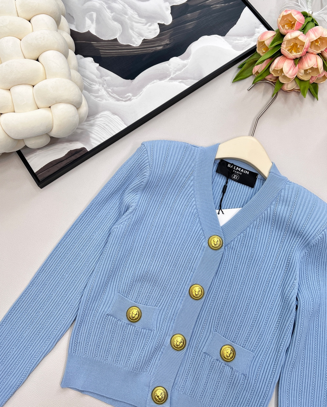 🆕BALMAIN 金扣V领针织开衫，V领的设计，修饰脸型和脖颈线条展现迷人锁骨和优雅的天鹅颈，垫肩设计，