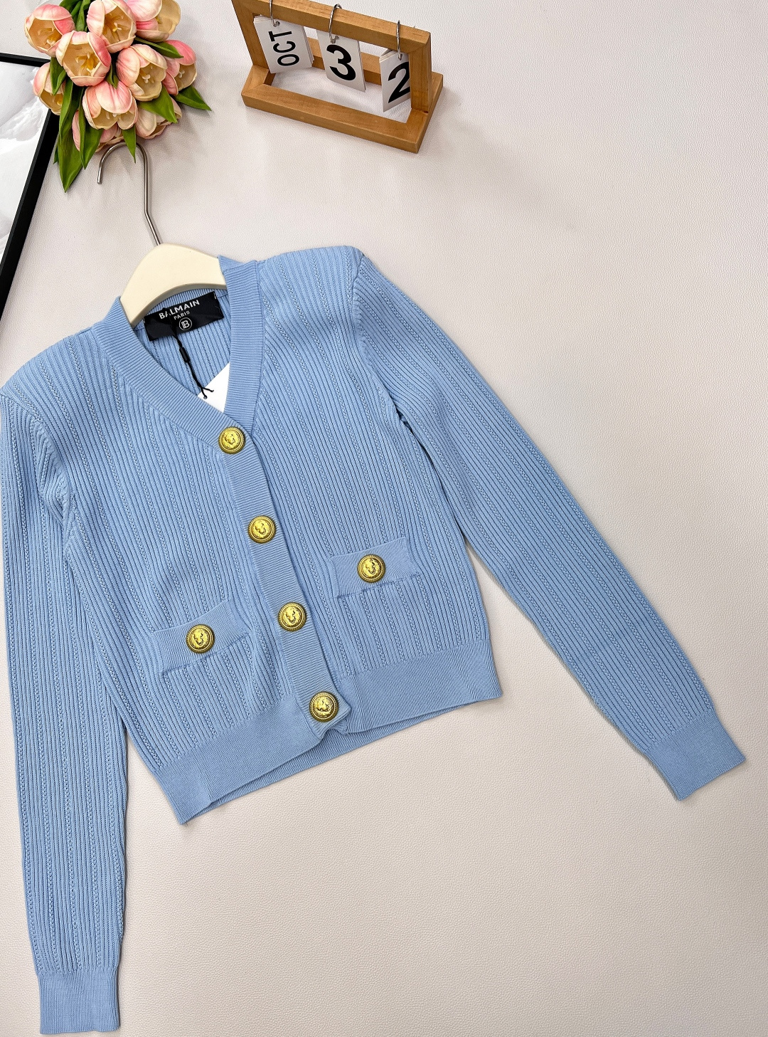 🆕BALMAIN 金扣V领针织开衫，V领的设计，修饰脸型和脖颈线条展现迷人锁骨和优雅的天鹅颈，垫肩设计，