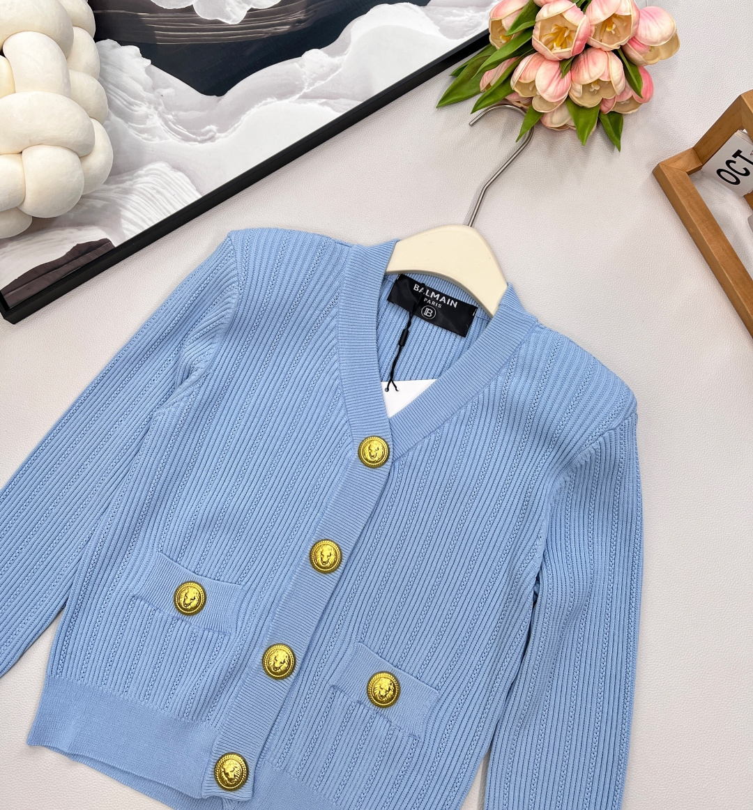 🆕BALMAIN 金扣V领针织开衫，V领的设计，修饰脸型和脖颈线条展现迷人锁骨和优雅的天鹅颈，垫肩设计，