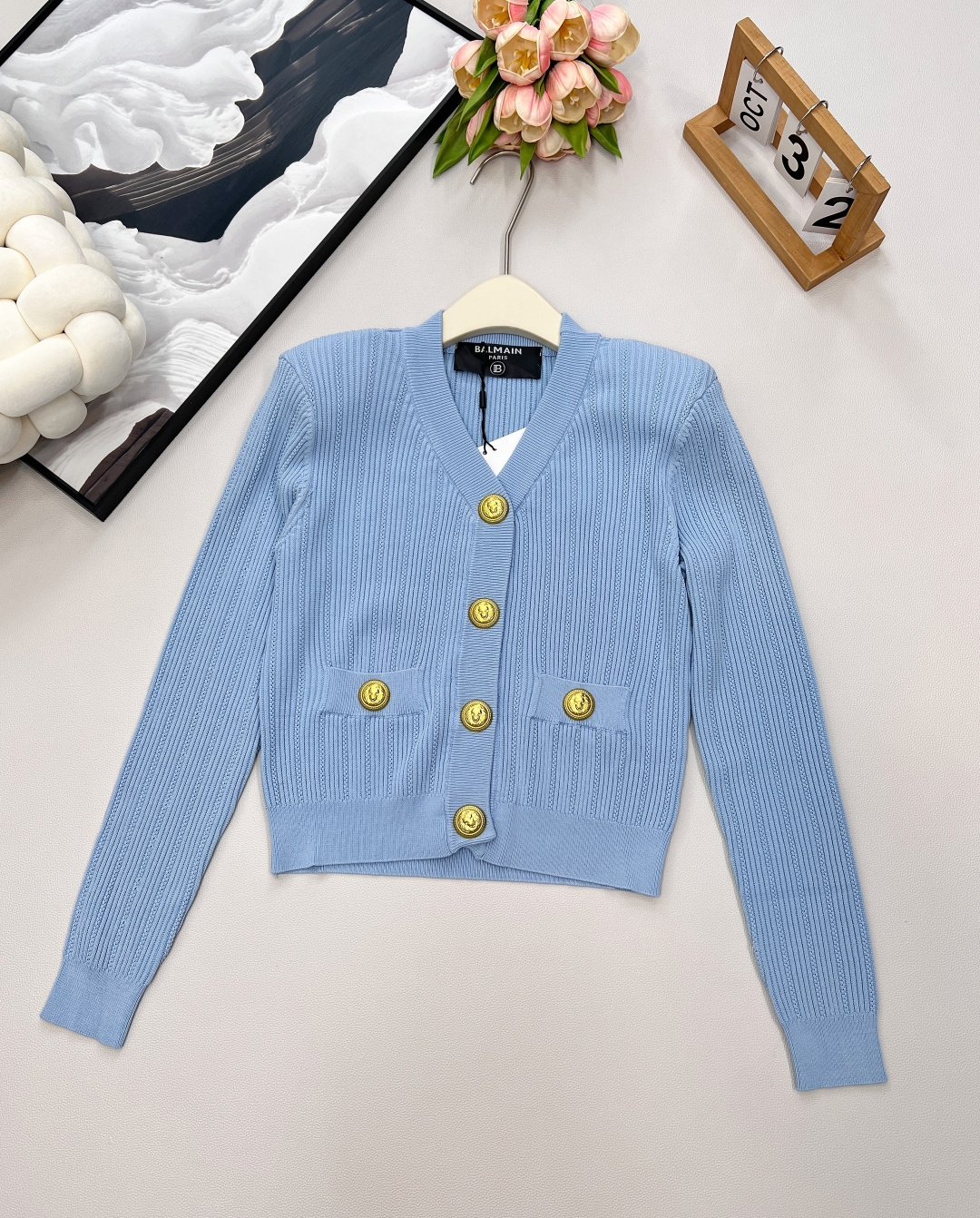 🆕BALMAIN 金扣V领针织开衫，V领的设计，修饰脸型和脖颈线条展现迷人锁骨和优雅的天鹅颈，垫肩设计，