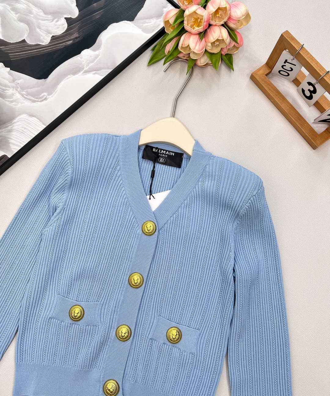 🆕BALMAIN 金扣V领针织开衫，V领的设计，修饰脸型和脖颈线条展现迷人锁骨和优雅的天鹅颈，垫肩设计，