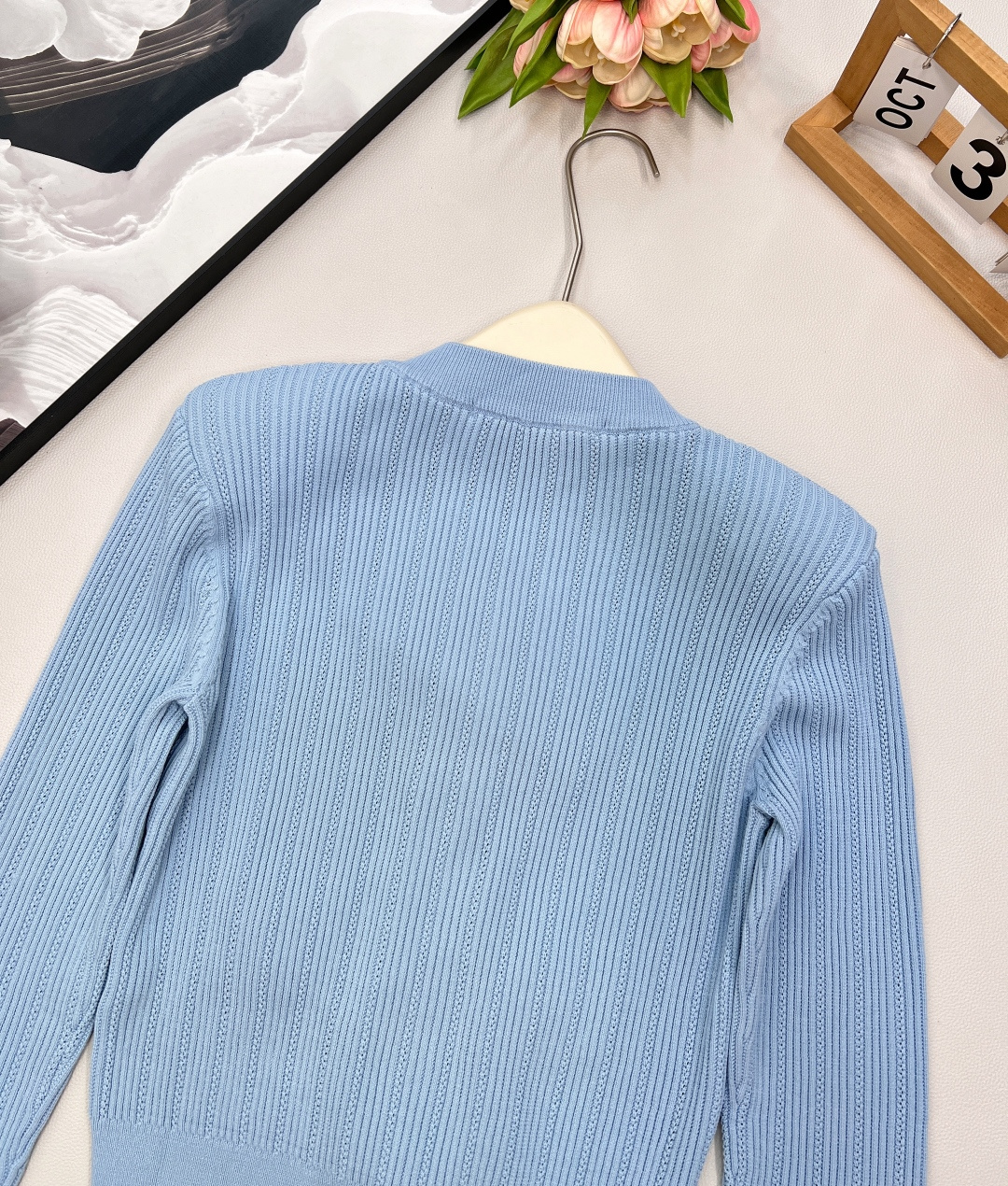 🆕BALMAIN 金扣V领针织开衫，V领的设计，修饰脸型和脖颈线条展现迷人锁骨和优雅的天鹅颈，垫肩设计，