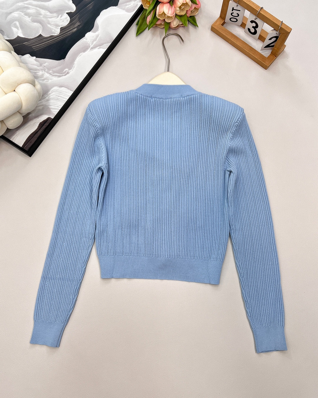 🆕BALMAIN 金扣V领针织开衫，V领的设计，修饰脸型和脖颈线条展现迷人锁骨和优雅的天鹅颈，垫肩设计，