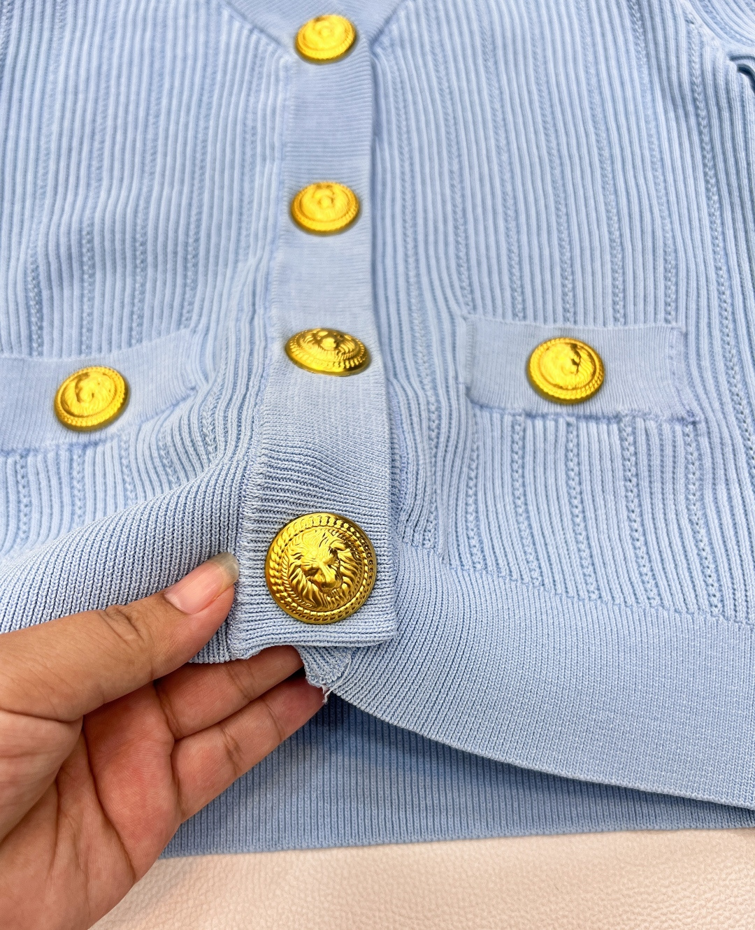 🆕BALMAIN 金扣V领针织开衫，V领的设计，修饰脸型和脖颈线条展现迷人锁骨和优雅的天鹅颈，垫肩设计，