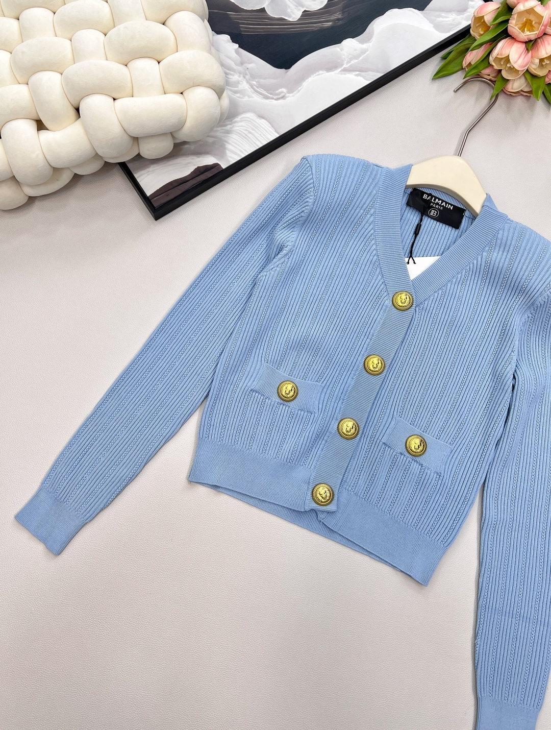 🆕BALMAIN 金扣V领针织开衫，V领的设计，修饰脸型和脖颈线条展现迷人锁骨和优雅的天鹅颈，垫肩设计，