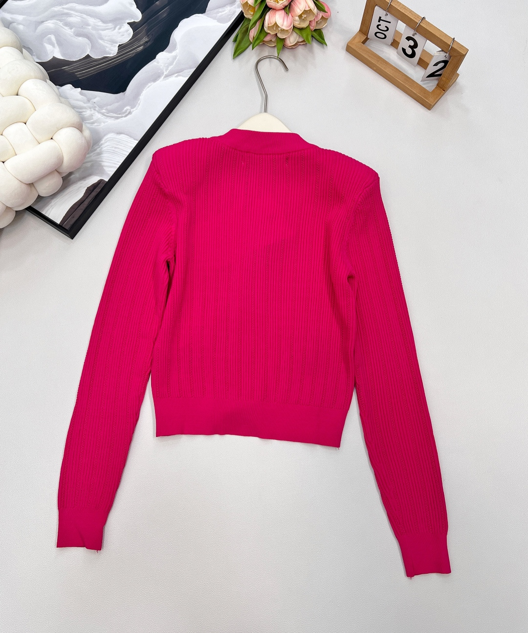 🆕BALMAIN 金扣V领针织开衫，V领的设计，修饰脸型和脖颈线条展现迷人锁骨和优雅的天鹅颈，垫肩设计，