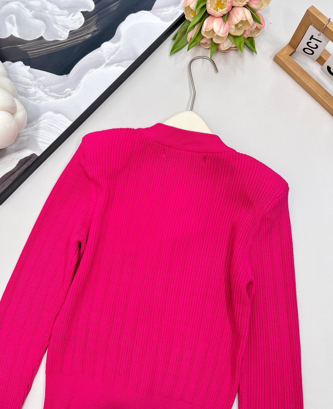 🆕BALMAIN 金扣V领针织开衫，V领的设计，修饰脸型和脖颈线条展现迷人锁骨和优雅的天鹅颈，垫肩设计，