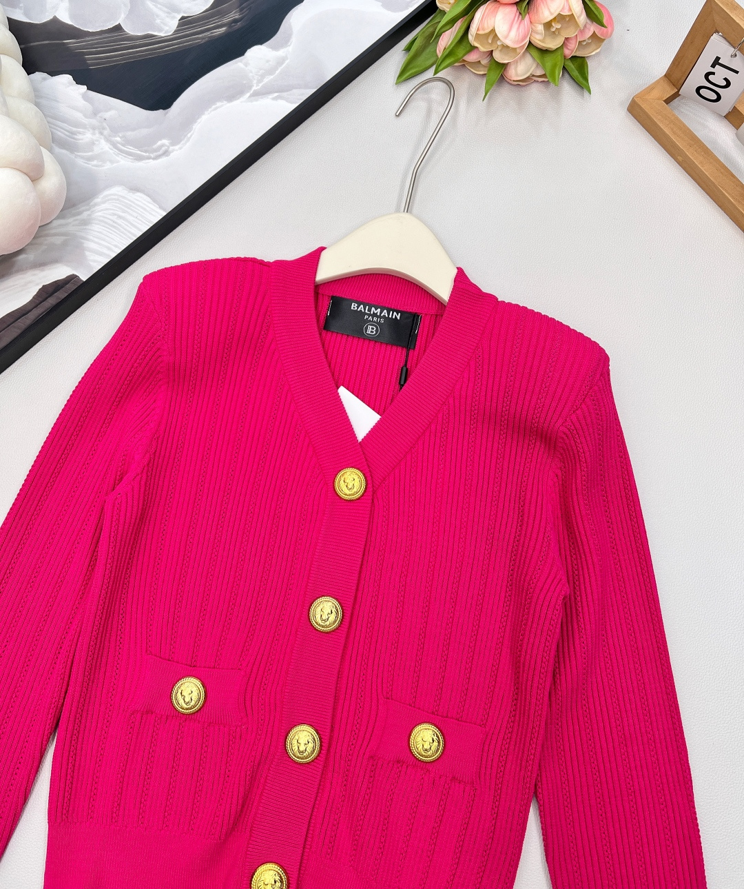 🆕BALMAIN 金扣V领针织开衫，V领的设计，修饰脸型和脖颈线条展现迷人锁骨和优雅的天鹅颈，垫肩设计，